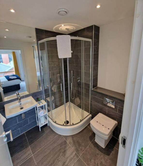 Modern Apartment, Sleeps 6, Belfast City Centre Экстерьер фото