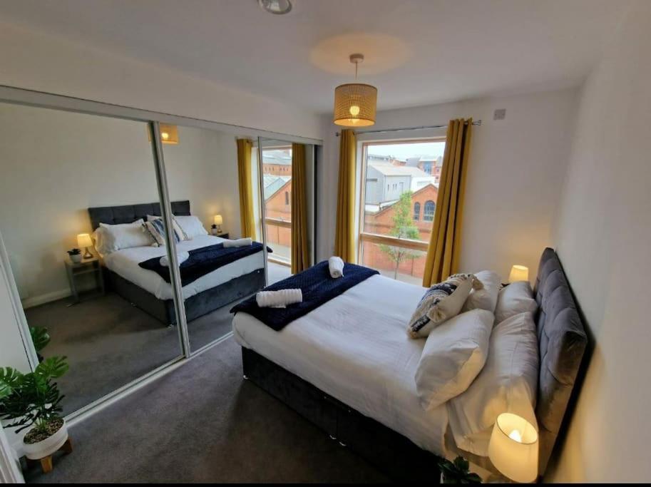 Modern Apartment, Sleeps 6, Belfast City Centre Экстерьер фото