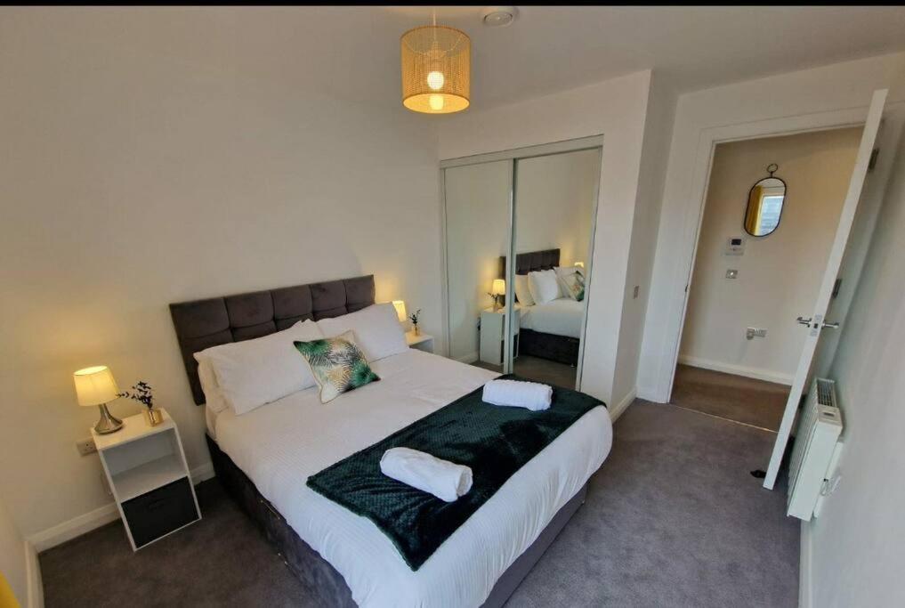 Modern Apartment, Sleeps 6, Belfast City Centre Экстерьер фото