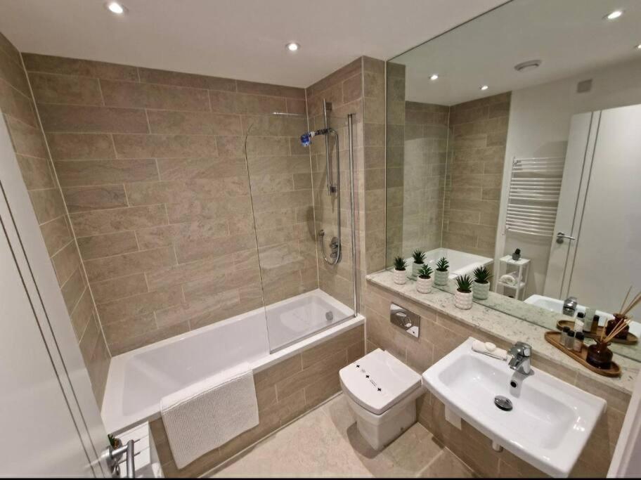 Modern Apartment, Sleeps 6, Belfast City Centre Экстерьер фото