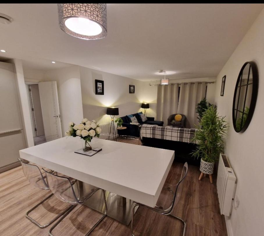 Modern Apartment, Sleeps 6, Belfast City Centre Экстерьер фото